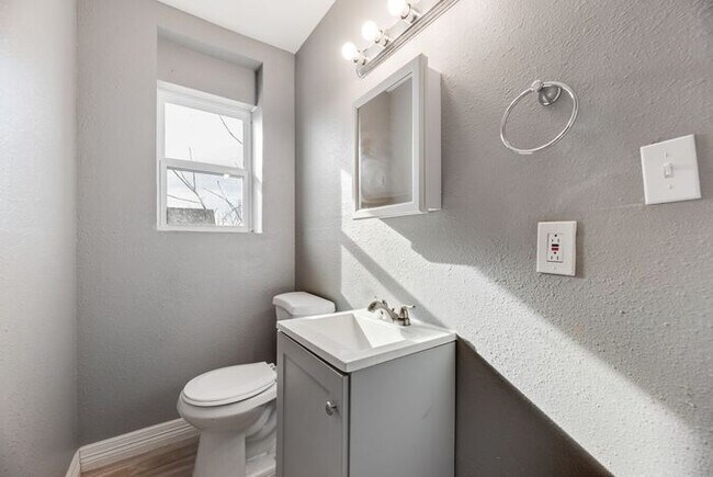 Building Photo - 815 N Travis St