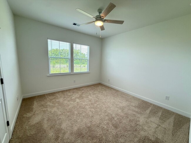 Building Photo - 3 Bedroom 2.5 Bath House in Hawthorne Land...