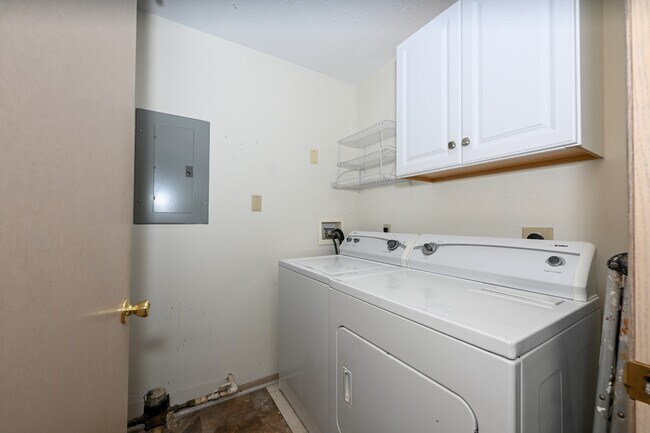 Utility Room (View 2) - 1460 Buckingham Gate Blvd