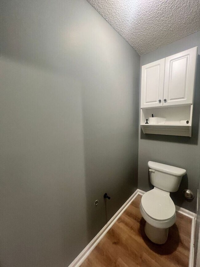 Building Photo - RENT SPECAIL*** $1400 For APRIL & MAY RENT.Breezewood Condo, 2 Brd/2bath Screen Porch! LVP wood f...