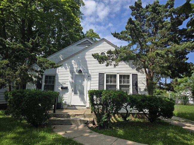 Building Photo - 2047 Beverly Pl