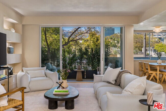 Primary Photo - 818 N Doheny Dr