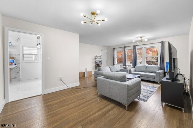 Building Photo - 22 Crescent Ct