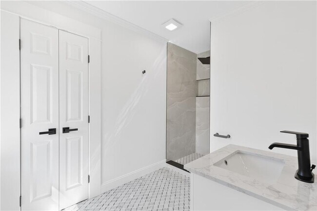 Building Photo - 1296 Hilton Dr
