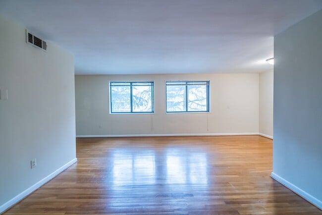 Building Photo - Rare Large Efficiency (552 Sq Ft) Close To...