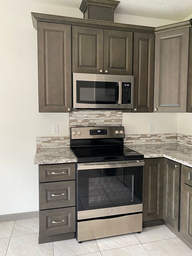Building Photo - **SPRING SPECIAL- $400 off first months rent**  3 Bedroom Duplex in Veneta