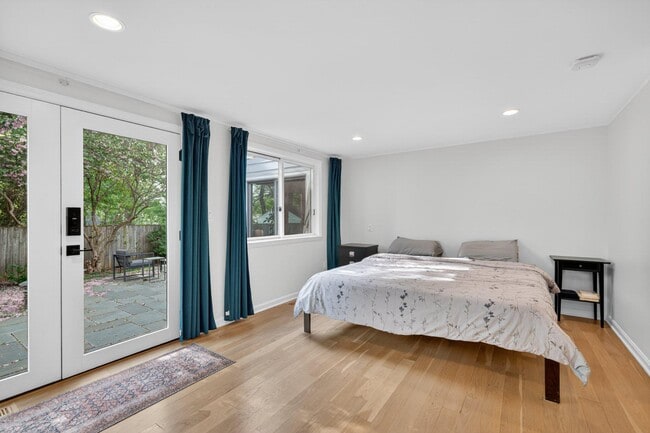 Building Photo - 2015 N Woodstock St