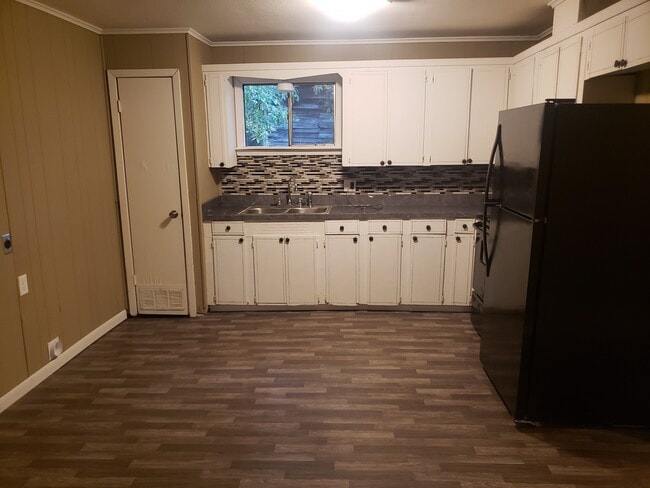 Building Photo - 906 Pierson St