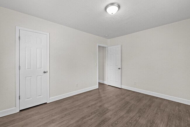 Building Photo - Cozy 2-Bedroom Duplex Apartment in Norfolk