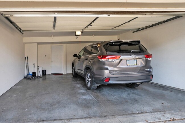 Building Photo - Luxury Iowa City townhouse close to UIHC a...