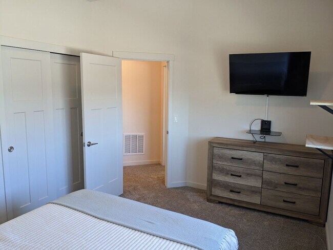 Building Photo - 3 Bed Luxury End Unit Townhome backs to Na...