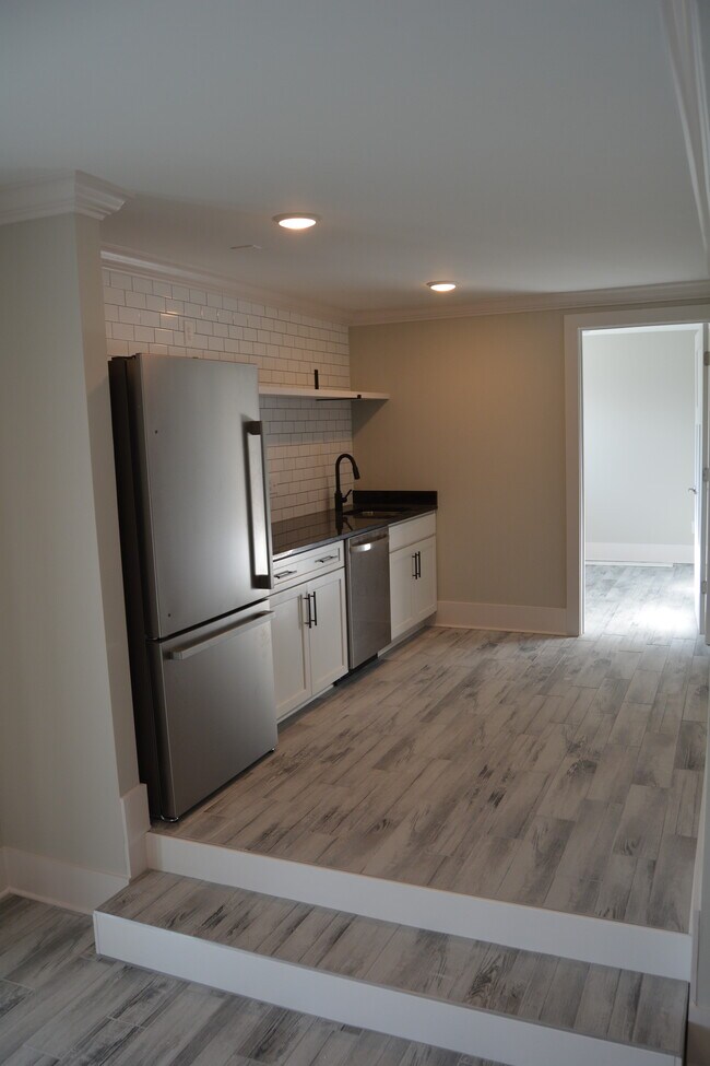Building Photo - 3801 Lookout Dr
