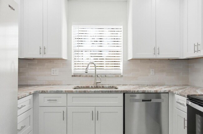 Building Photo - "Chic & Cozy 2-Bed Retreat with Granite Touches in Palm Coast!"