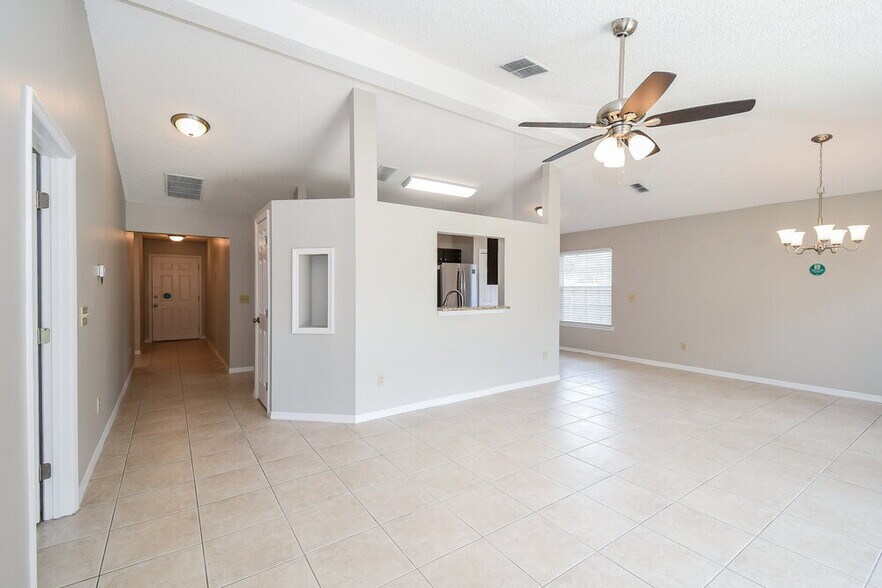 Building Photo - 809 Long Lake Dr