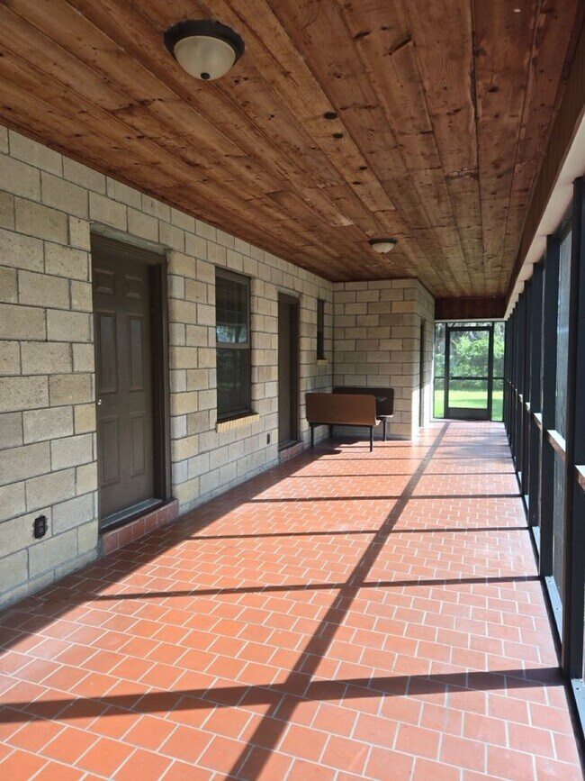 Building Photo - Charming Single Family Home with Beautiful...