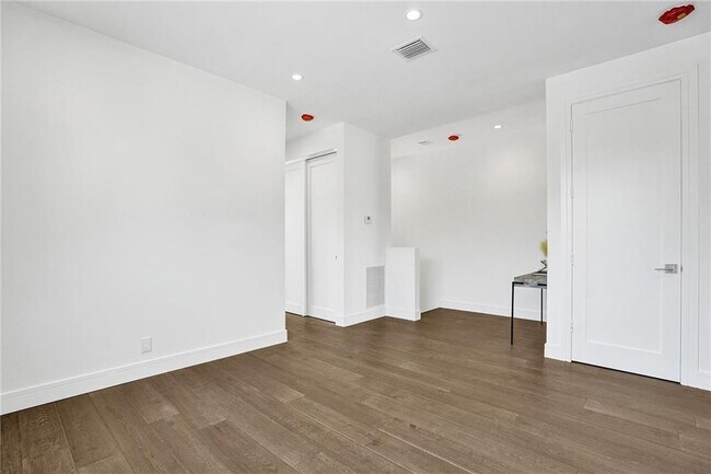 Building Photo - 1211 SE 1st St