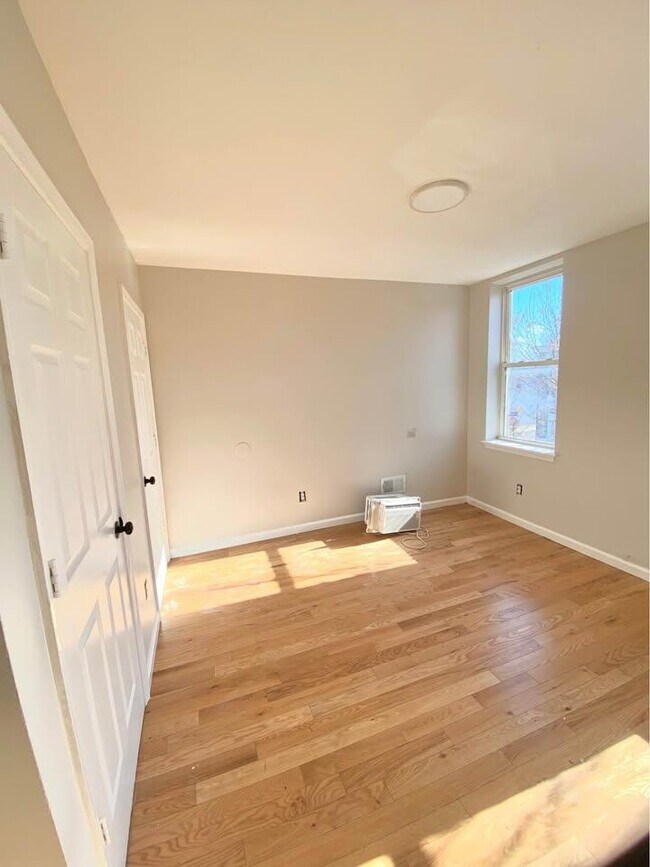 Building Photo - 2512 E Fayette St