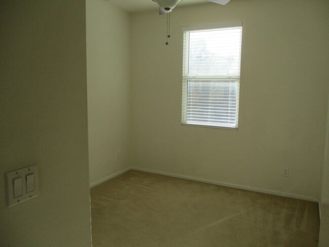 Building Photo - Beautiful 2 bedroom 2 bath town home plus ...