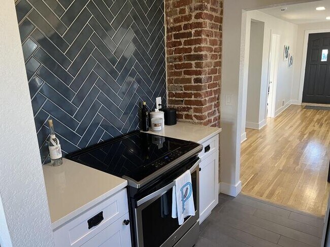 Building Photo - 390 S Garrison St