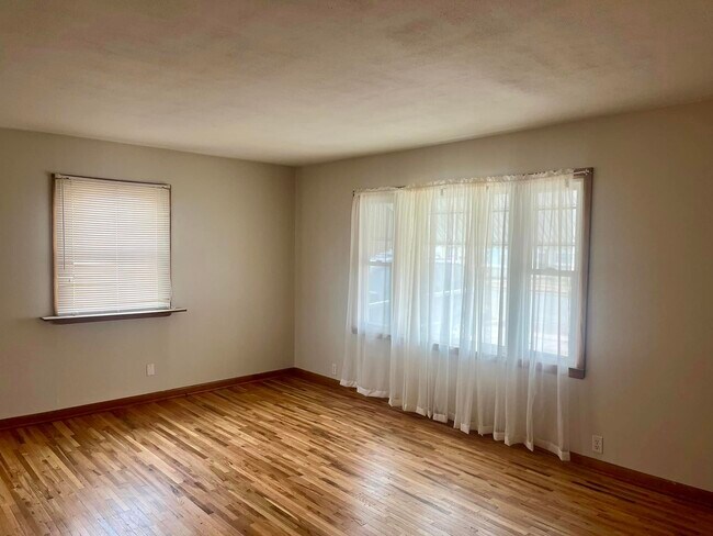 Building Photo - 118 E 4th St