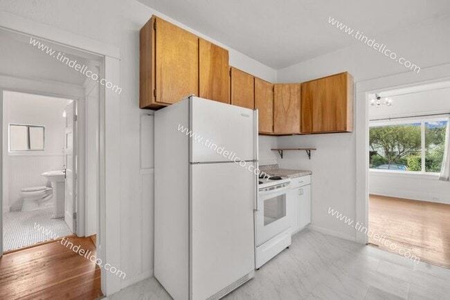 Building Photo - Charming 2-Bedroom Home in Overlook Neighb...