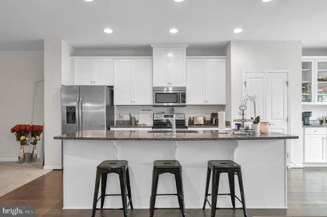 Building Photo - 8633 Rosecrans Ln