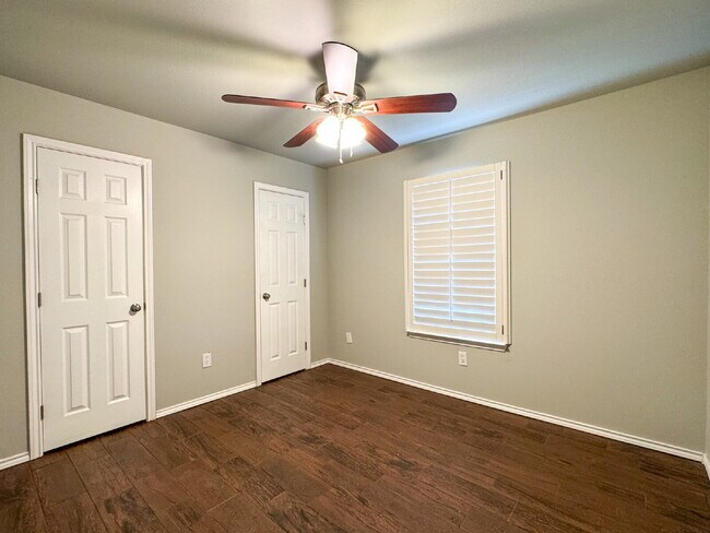 Building Photo - 3-Bedroom Home in Milwaukee Ridge HOA