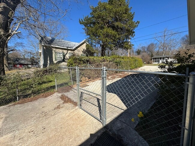 Building Photo - Arch Street Gem!