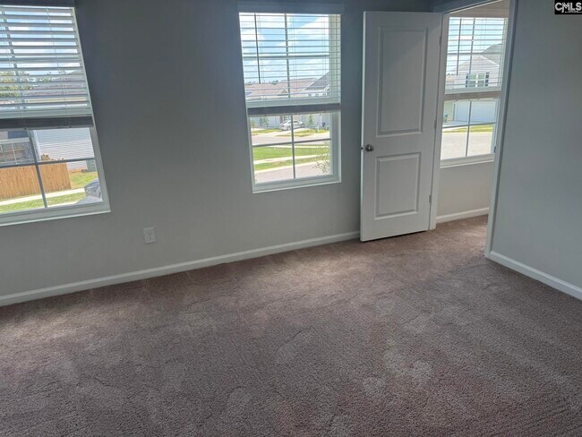 Building Photo - 3042 Hallsdale Dr