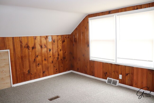 Building Photo - Spacious 3 Bedroom - 1 Bath - Redford - $1...