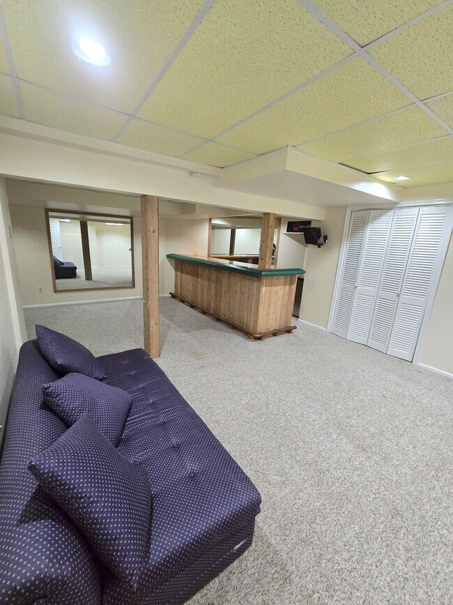 Building Photo - Spacious, freshly painted end-unit townhou...