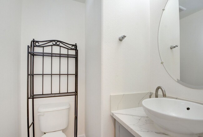 Building Photo - 2 Story 2 Bedroom Gated Community Amazing Location