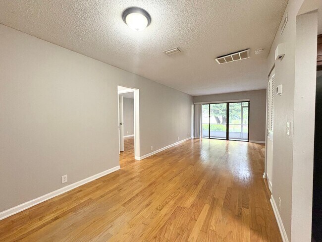 Building Photo - Gorgeous 1/1 Condo in Winter Springs ~ Upd...