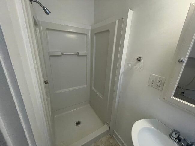 Building Photo - Historic Downtown Wilmington Cottage