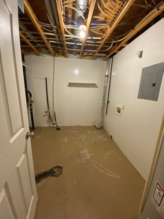 Building Photo - 5 bedroom / 3 bathroom Single Family Home