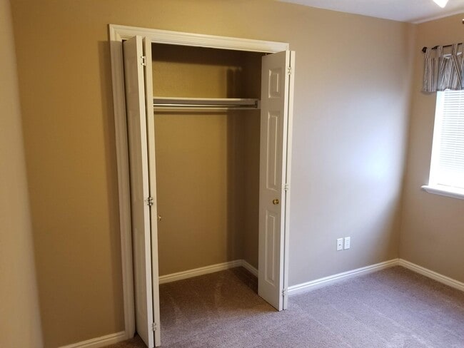 Building Photo - 3 Bed, 2 Bath in Orem - with pool access!