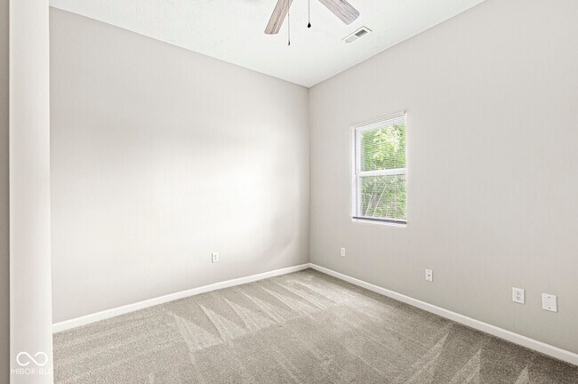 Building Photo - 2345 N Kenwood Ave