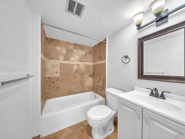 Building Photo - 4156 Inverrary Dr