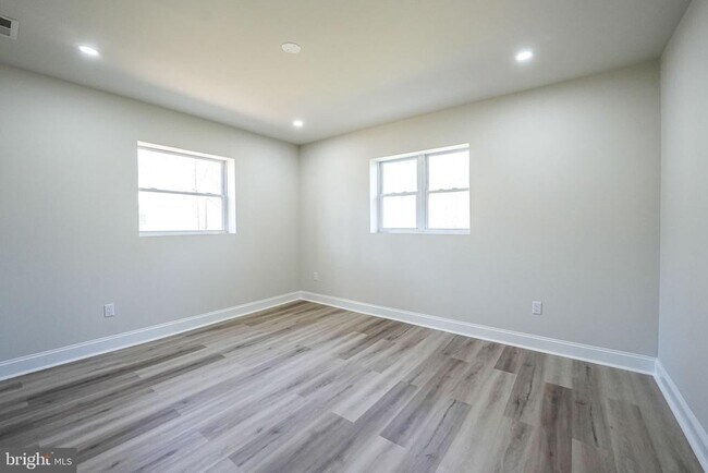 Building Photo - 8665 Center Rd