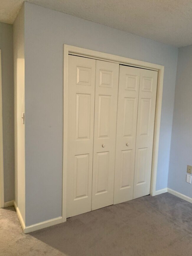 Building Photo - Winfield Chase Condo 2 BR 1 BA off Prince ...