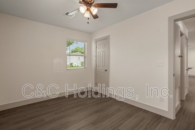 Building Photo - 104 S 195th E Ave