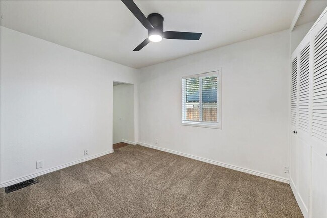 Building Photo - 4801 W Irving St