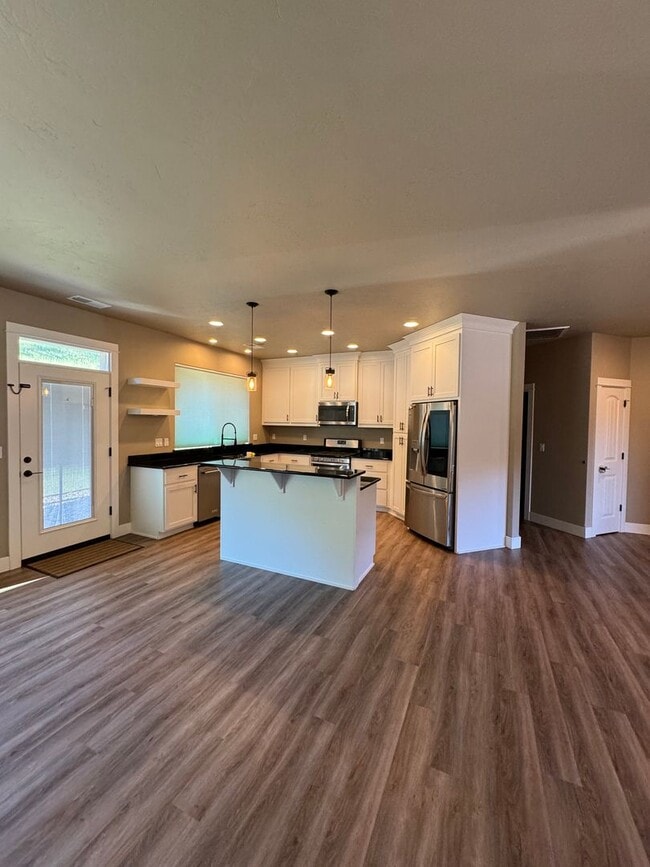 Building Photo - Newer Winchester 4 bedroom 2 bath home