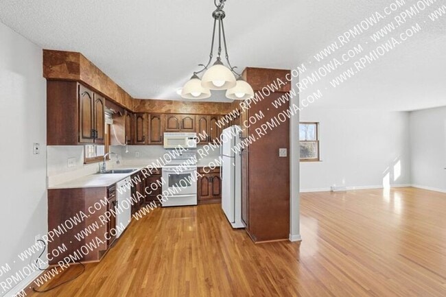 Building Photo - 3212 Ashwood Dr