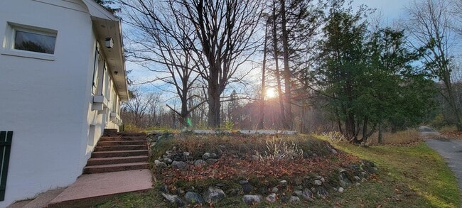 Building Photo - Charming home close to downtown Traverse City