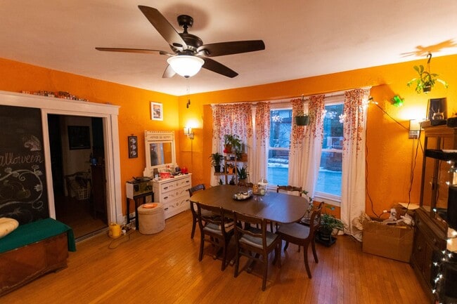 Building Photo - Huge sunny vintage 4bedroom apartment