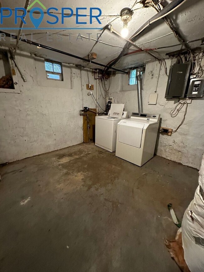 Building Photo - Charming 4 Bedroom House on Earl Street - ...