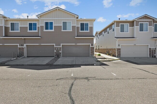 Building Photo - This 3 bed 2.5 bath townhome offers a perf...
