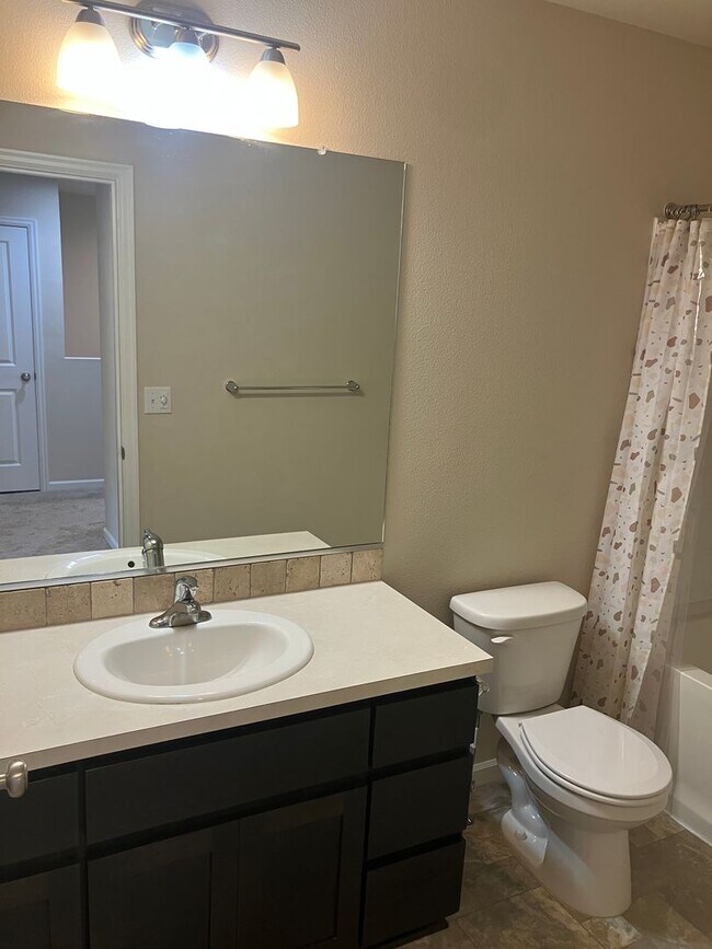 Building Photo - Three Bedroom Townhouse in South Salem
