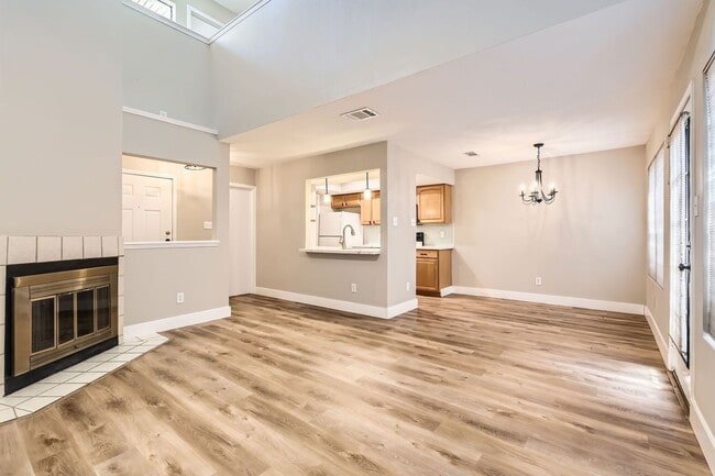 Building Photo - 512 Eberhart Ln